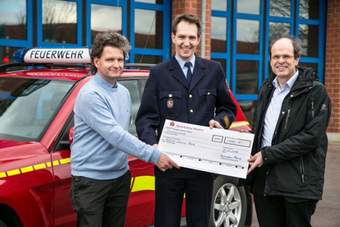 Foto v.l.: Jan Minthe, stellv. Leiter Feuerwehr Björn Patzke, Univ.-Prof. Dr. Martin Weber